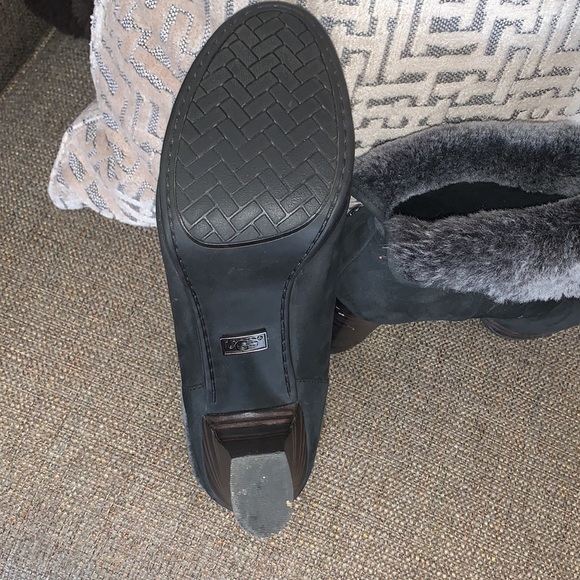 BNWOT Beautiful Womens Suede Ugg Bootie - Picture 2 of 8